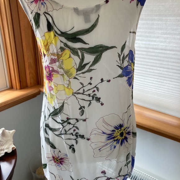 Beautiful, light and airy Banana Republic tank top -like new - Picture 2 of 4